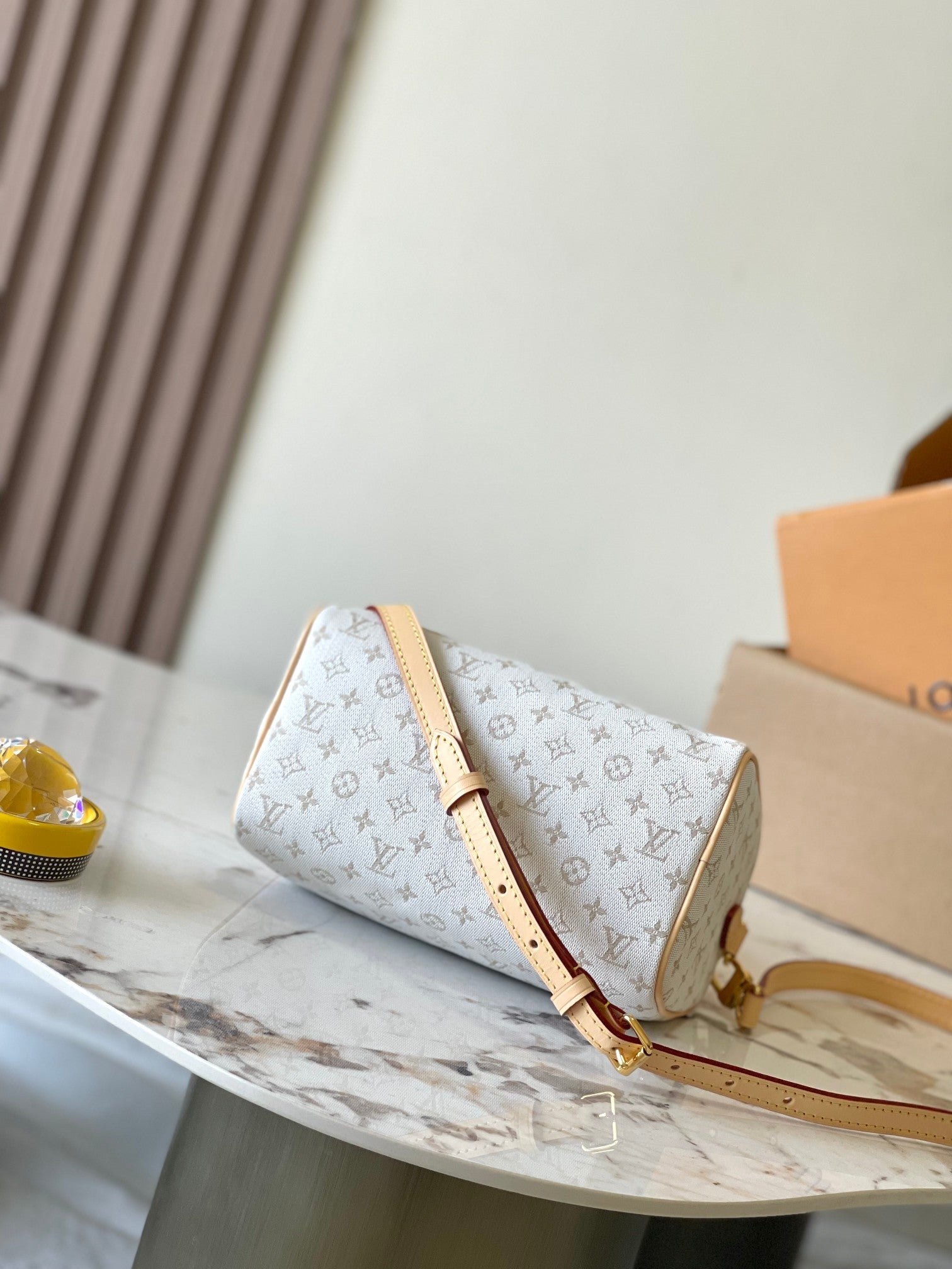 SAC BANDOULIÈRE SPEEDY 20 EN JACQUARD MONOGRAMME BLANC ET GARNITURES EN CUIR DE VEAU BEIGE
