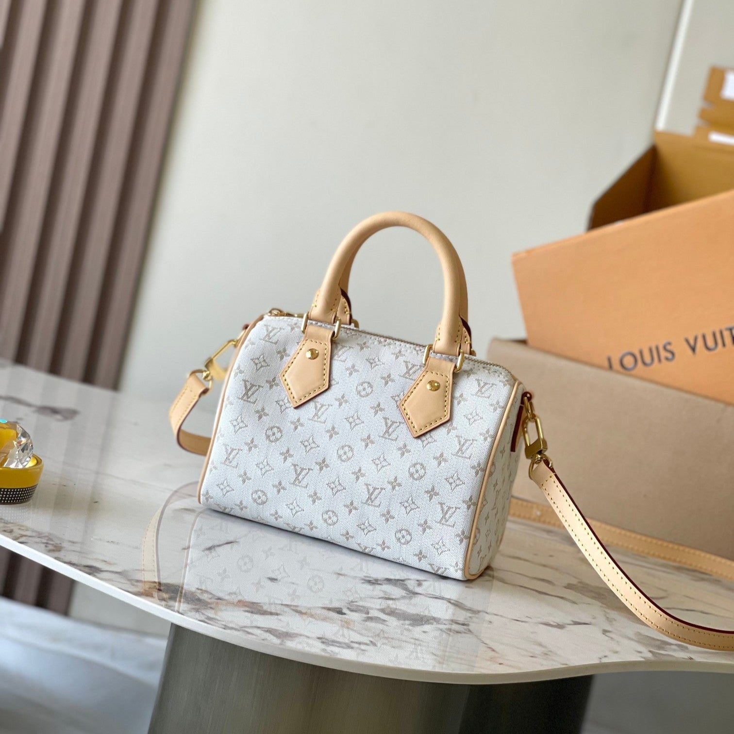 SAC BANDOULIÈRE SPEEDY 20 EN JACQUARD MONOGRAMME BLANC ET GARNITURES EN CUIR DE VEAU BEIGE