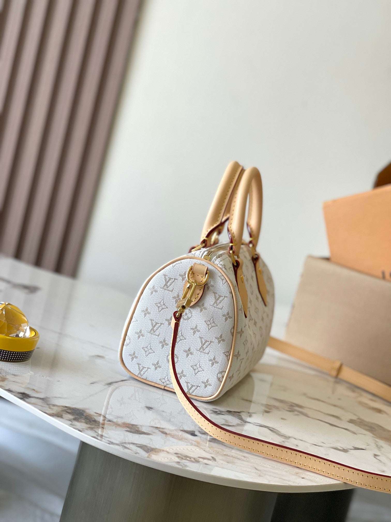 SAC BANDOULIÈRE SPEEDY 20 EN JACQUARD MONOGRAMME BLANC ET GARNITURES EN CUIR DE VEAU BEIGE