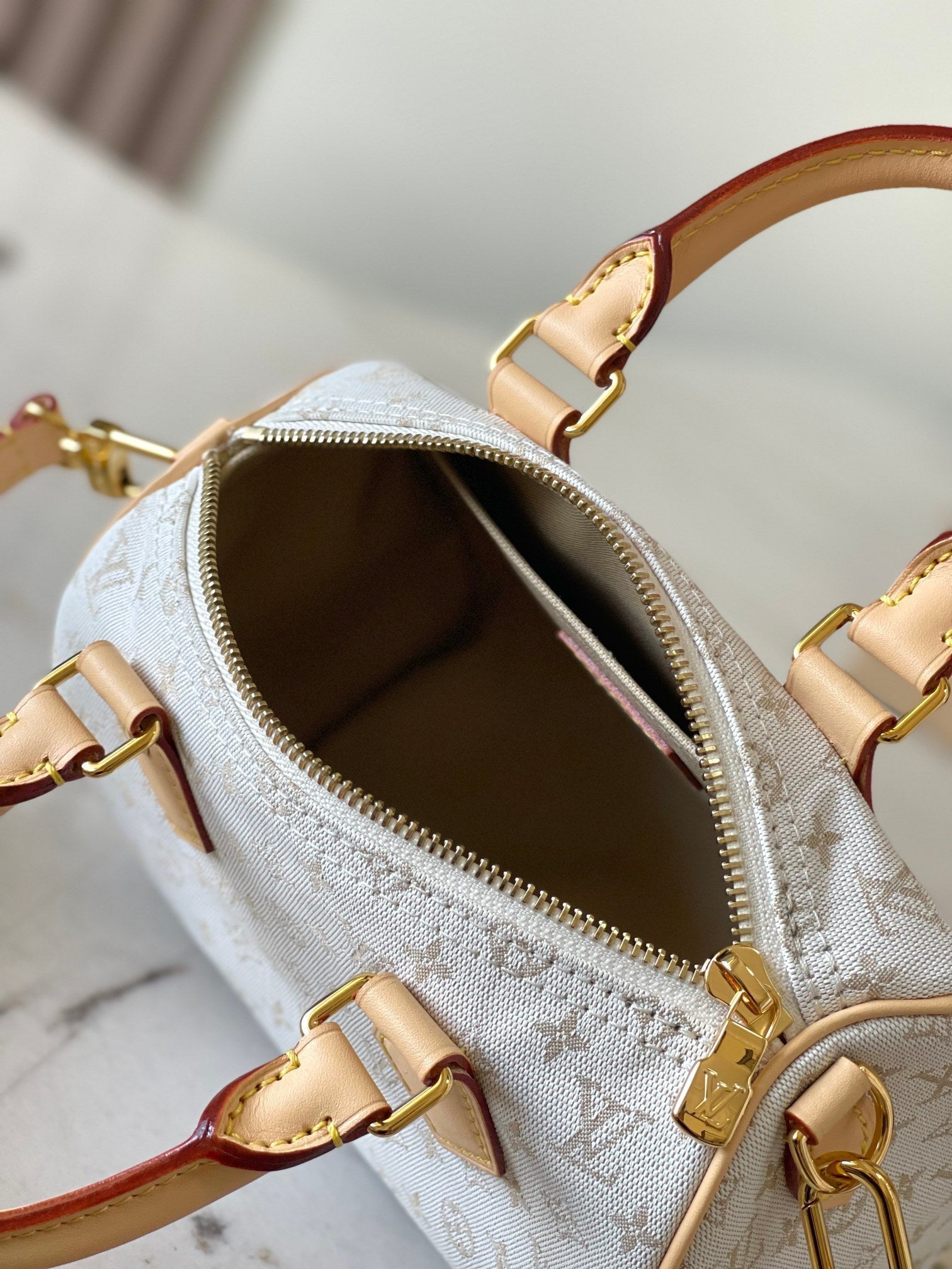 SAC BANDOULIÈRE SPEEDY 20 EN JACQUARD MONOGRAMME BLANC ET GARNITURES EN CUIR DE VEAU BEIGE