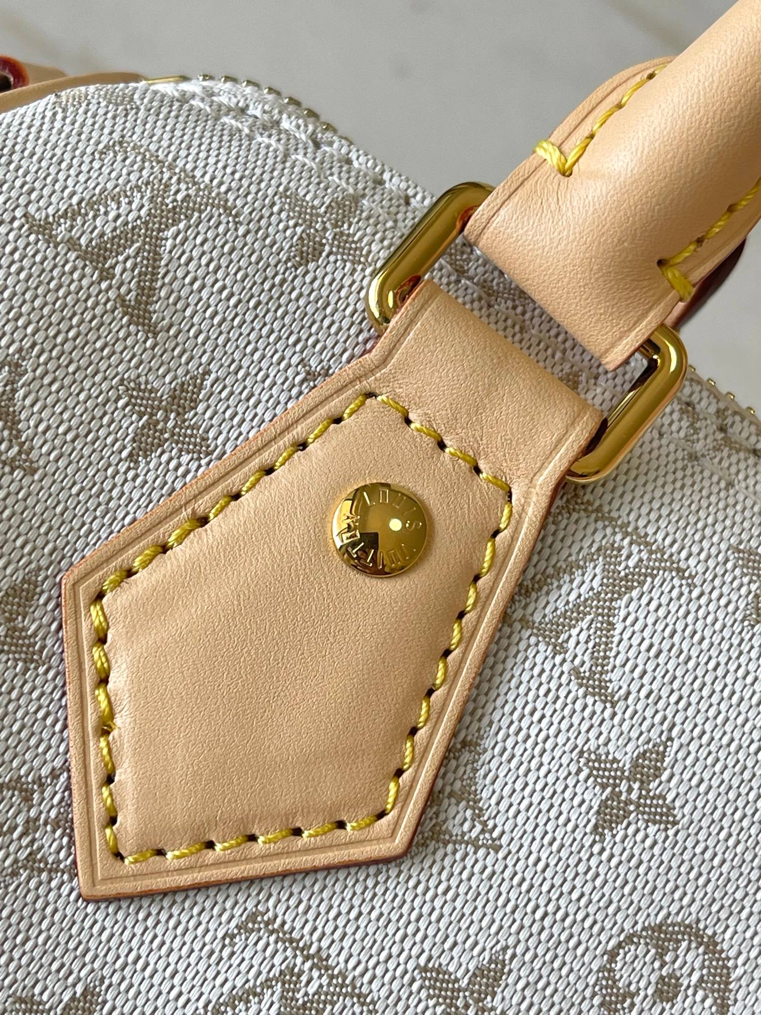 SAC BANDOULIÈRE SPEEDY 20 EN JACQUARD MONOGRAMME BLANC ET GARNITURES EN CUIR DE VEAU BEIGE