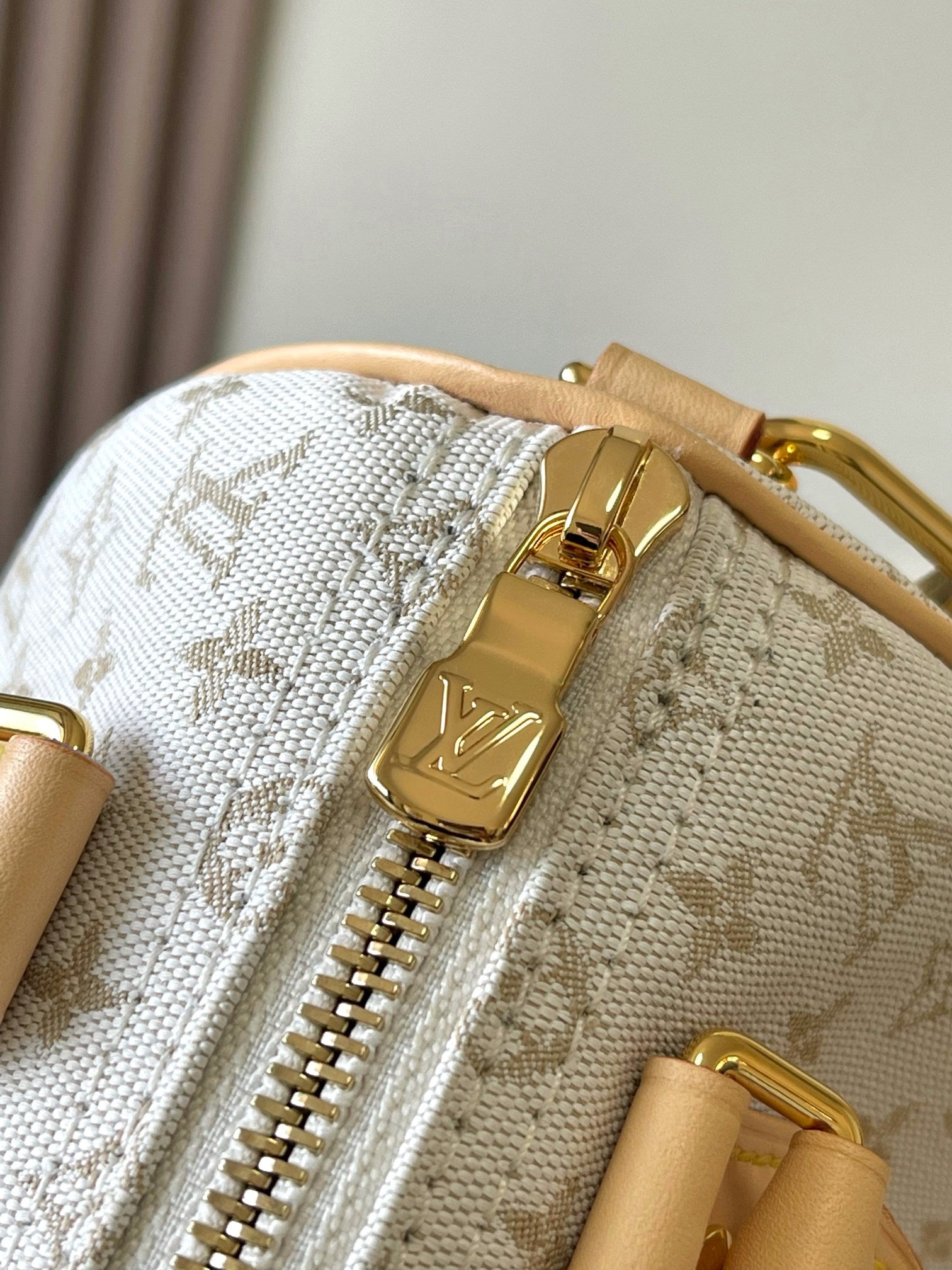 SAC BANDOULIÈRE SPEEDY 20 EN JACQUARD MONOGRAMME BLANC ET GARNITURES EN CUIR DE VEAU BEIGE