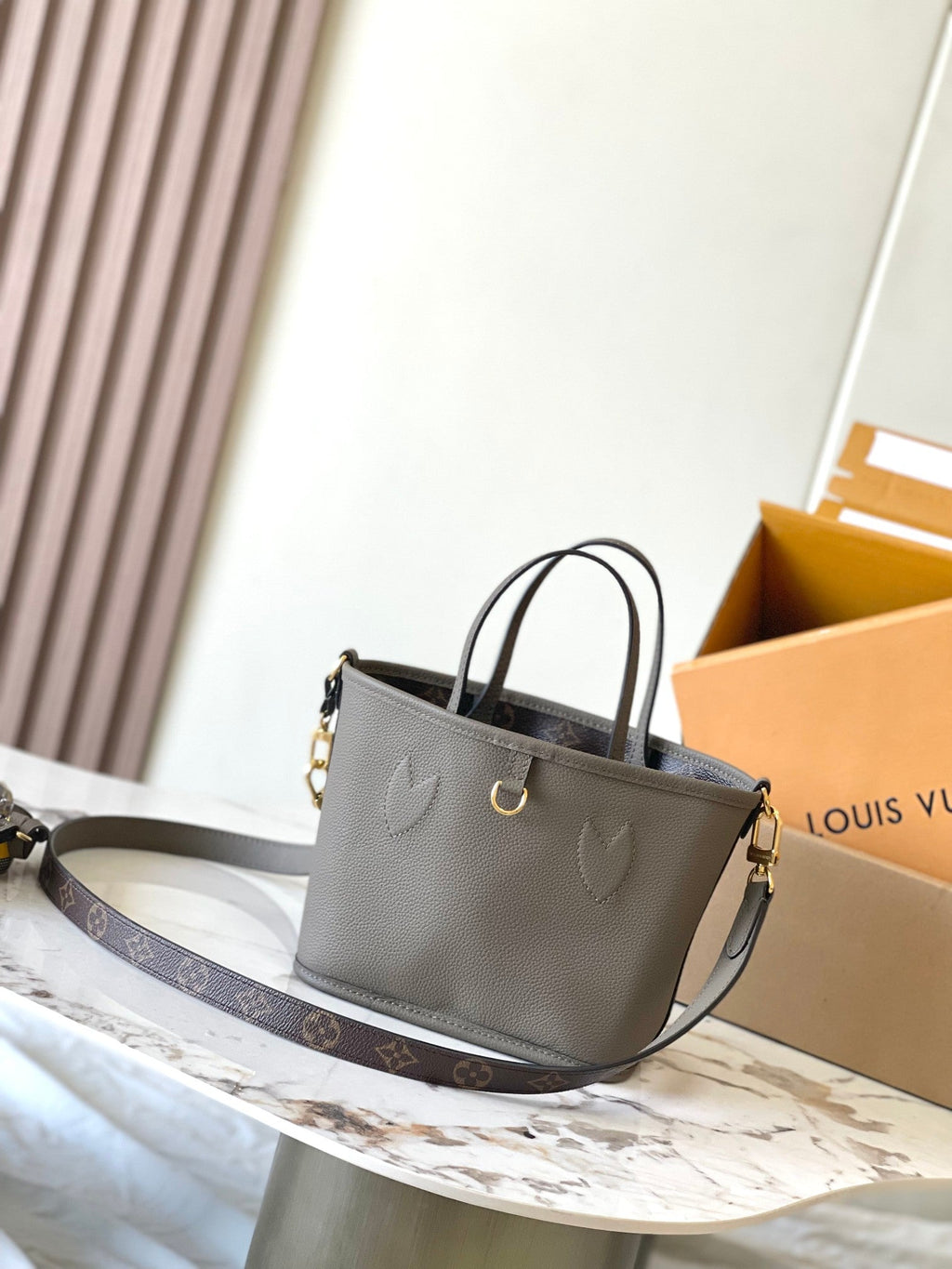 Sac bandoulière Neverfull Inside Out BB 24 en toile monogrammée marron et cuir de veau gris
