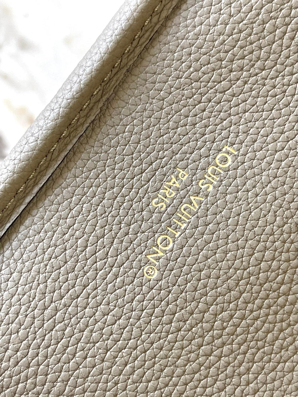Sac bandoulière Neverfull Inside Out BB 24 en toile monogrammée marron et cuir de veau gris