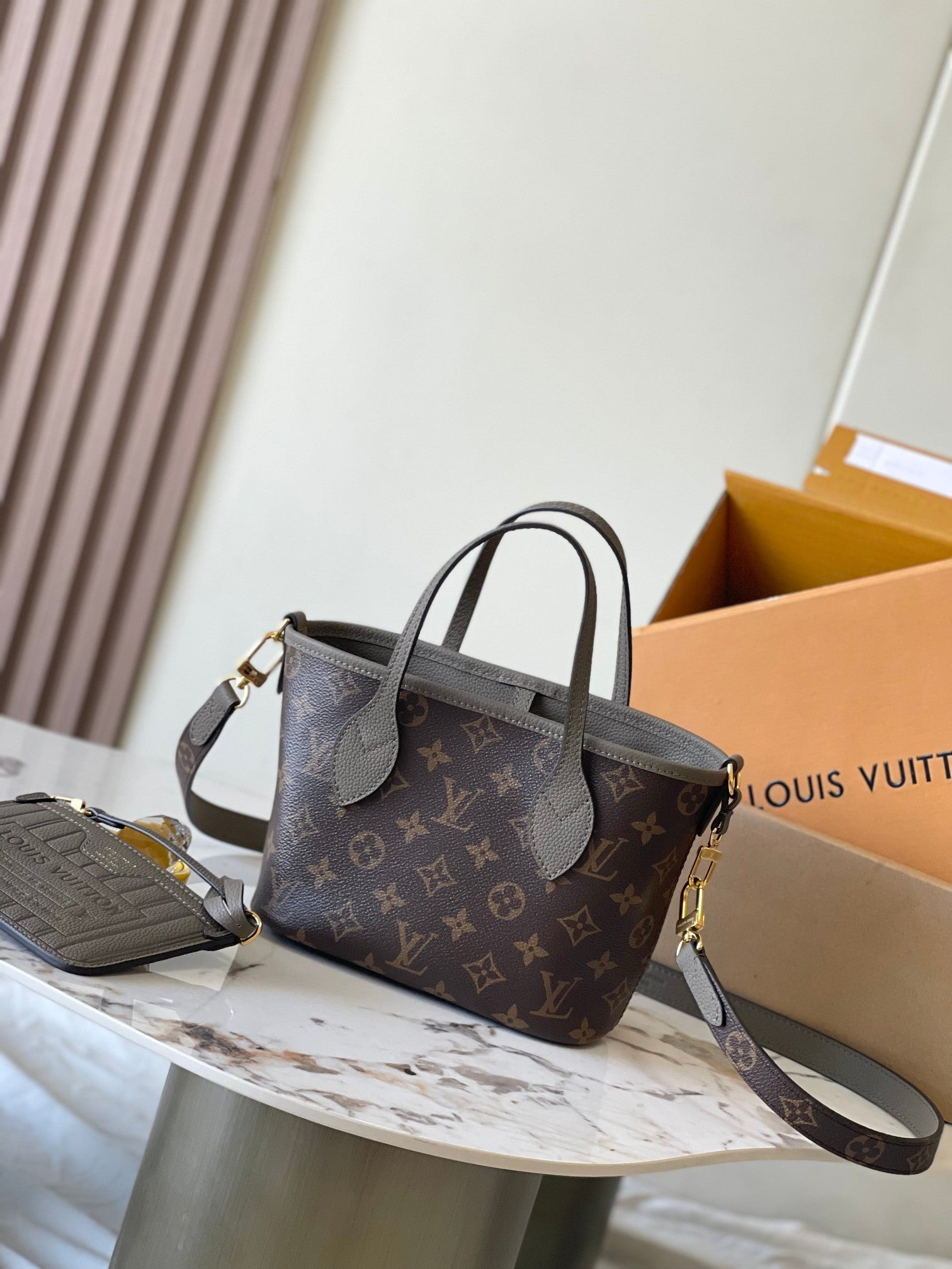 Sac bandoulière Neverfull Inside Out BB 24 en toile monogrammée marron et cuir de veau gris