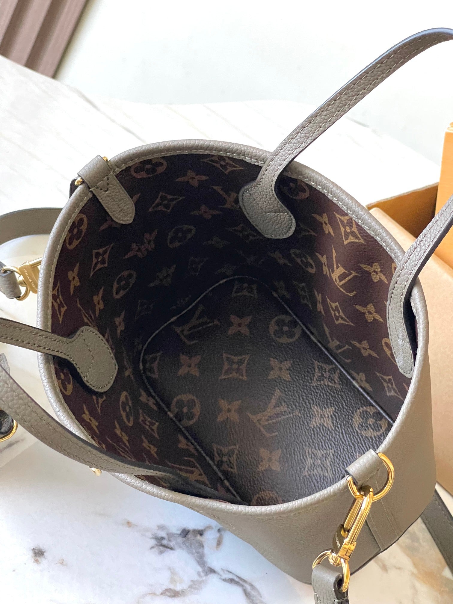 Sac bandoulière Neverfull Inside Out BB 24 en toile monogrammée marron et cuir de veau gris