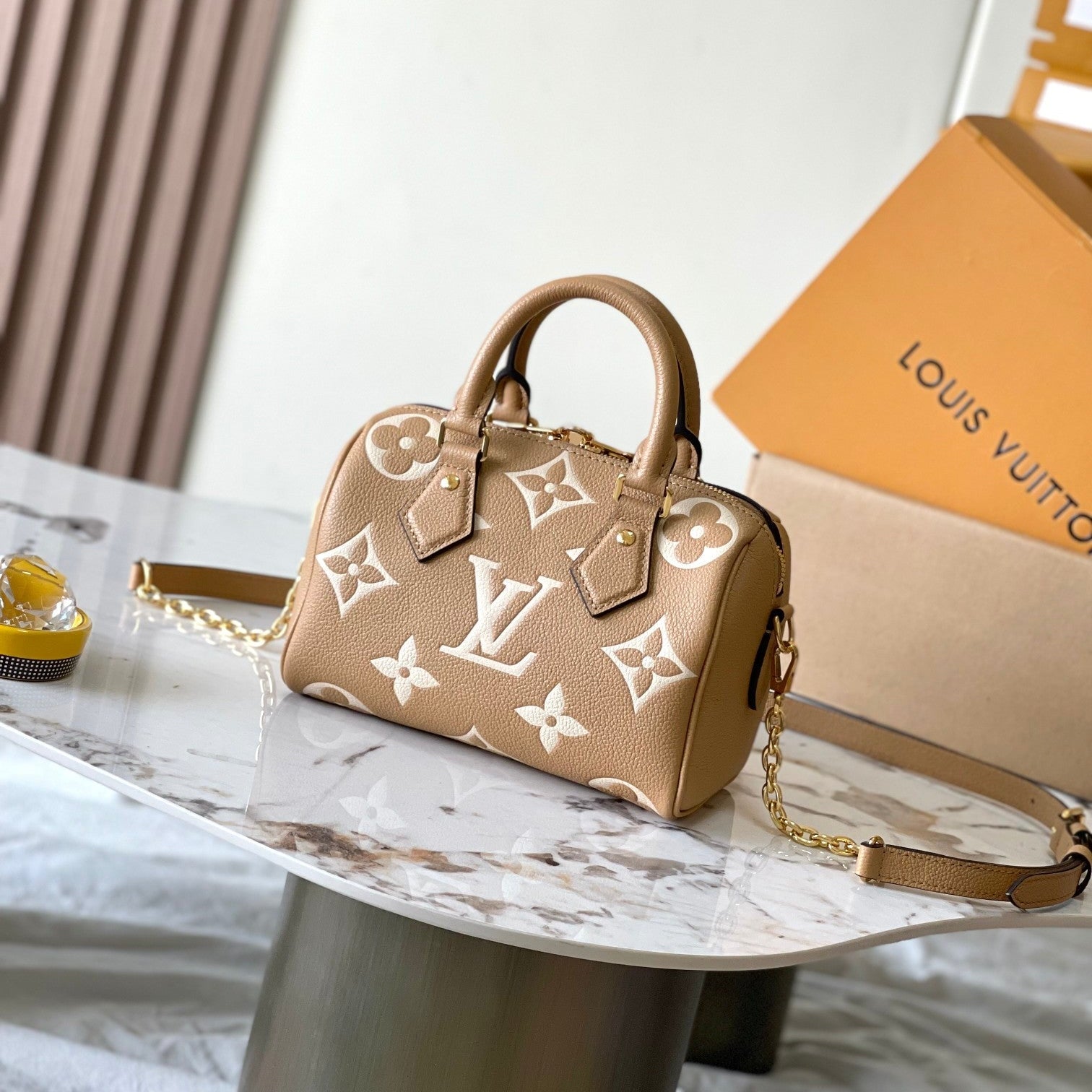 SPEEDY BANDOULIÈRE 20 EN CUIR MONOGRAMME EMPREINTE THÉ AU LAIT