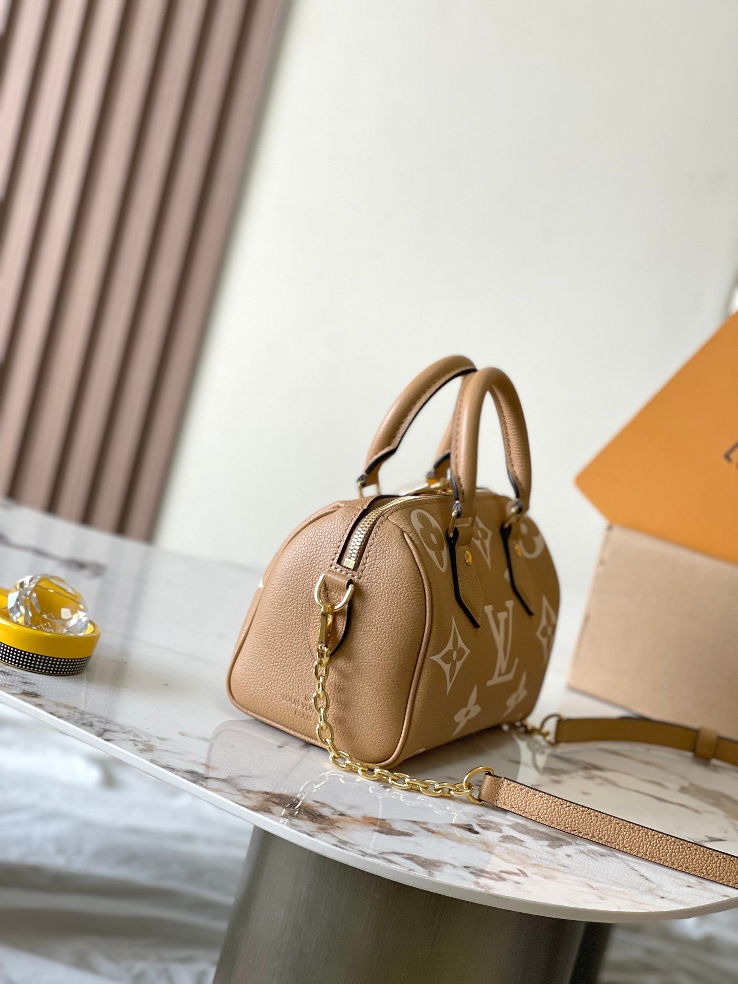 SPEEDY BANDOULIÈRE 20 EN CUIR MONOGRAMME EMPREINTE THÉ AU LAIT