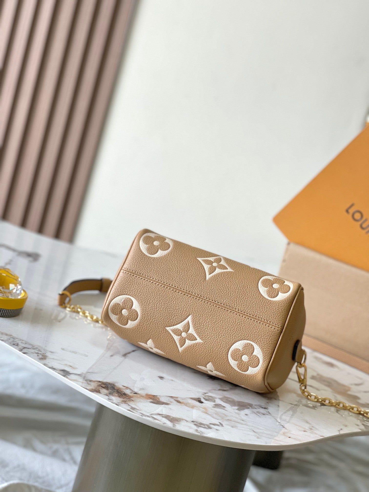 SPEEDY BANDOULIÈRE 20 EN CUIR MONOGRAMME EMPREINTE THÉ AU LAIT