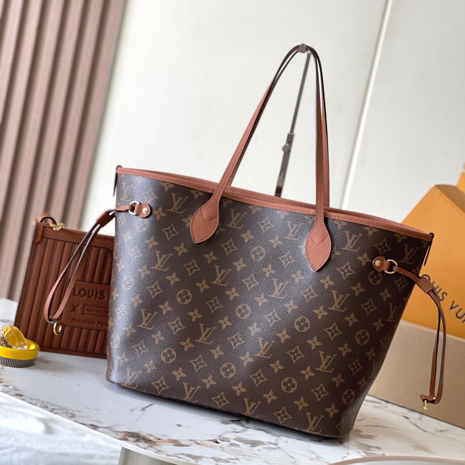 Sac à dos Neverfull Inside Out MM 31 en toile monogrammée marron et garnitures en cuir de veau