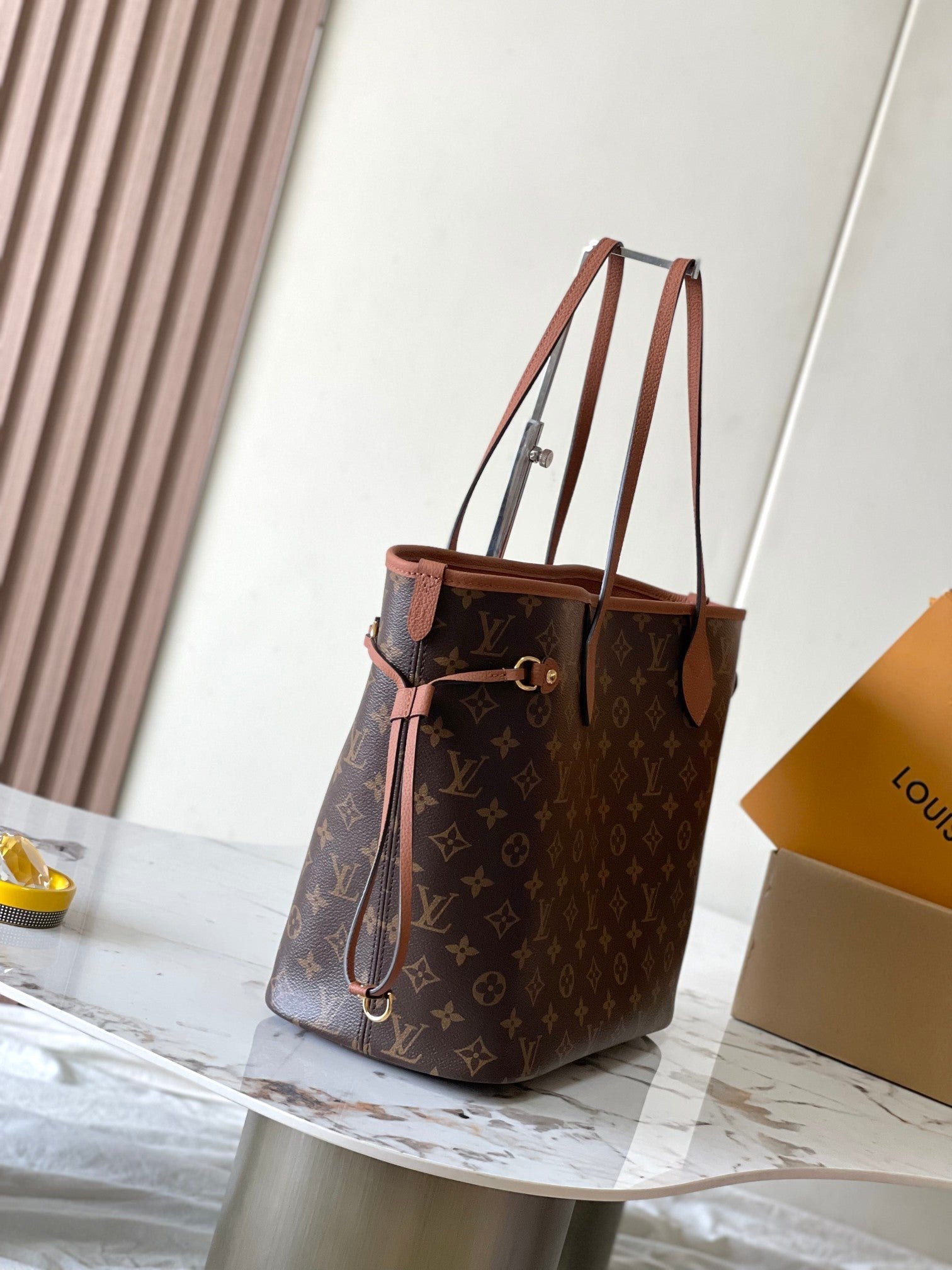 Sac à dos Neverfull Inside Out MM 31 en toile monogrammée marron et garnitures en cuir de veau