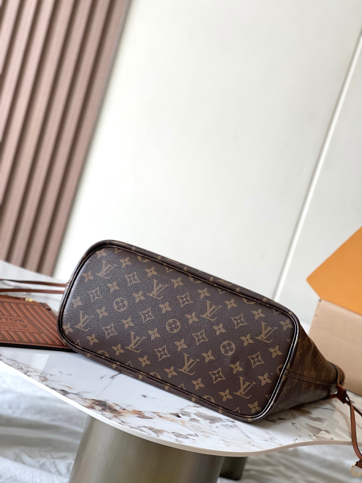 Sac à dos Neverfull Inside Out MM 31 en toile monogrammée marron et garnitures en cuir de veau