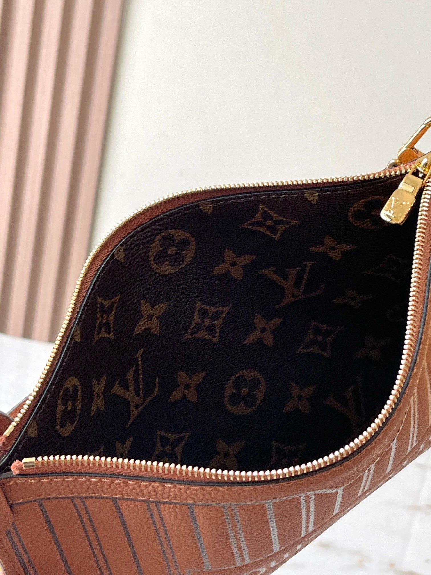 Sac à dos Neverfull Inside Out MM 31 en toile monogrammée marron et garnitures en cuir de veau