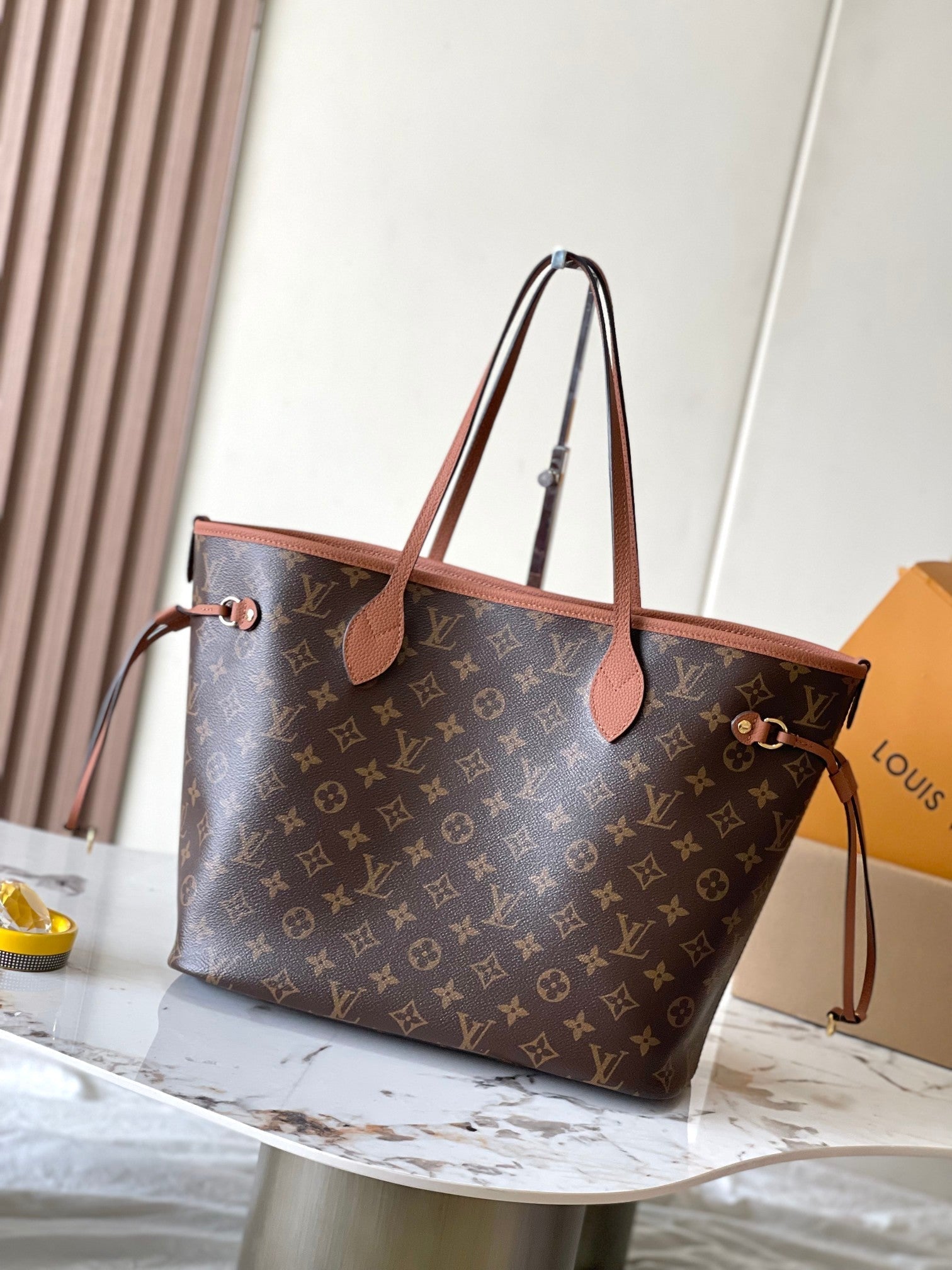Sac à dos Neverfull Inside Out MM 31 en toile monogrammée marron et garnitures en cuir de veau