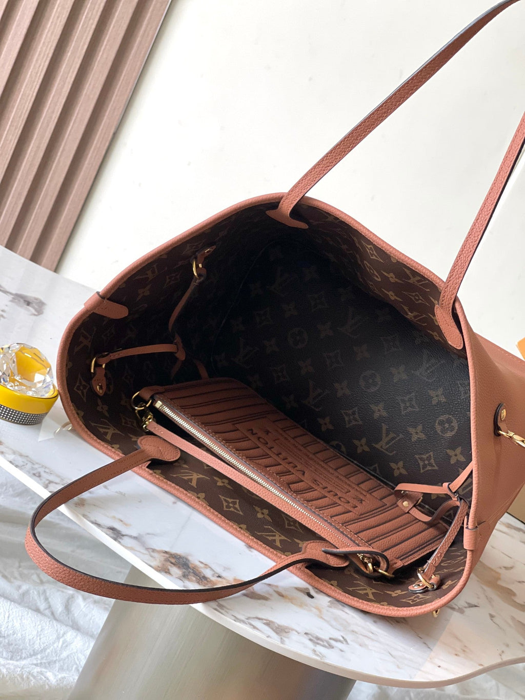 Sac à dos Neverfull Inside Out MM 31 en toile monogrammée marron et garnitures en cuir de veau