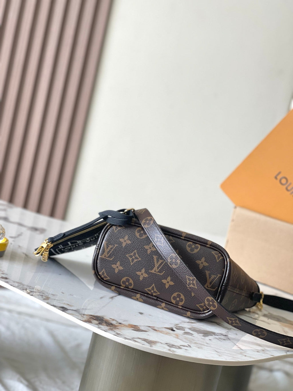Sac bandoulière Neverfull Inside Out BB 24 en toile monogrammée marron et cuir de veau noir