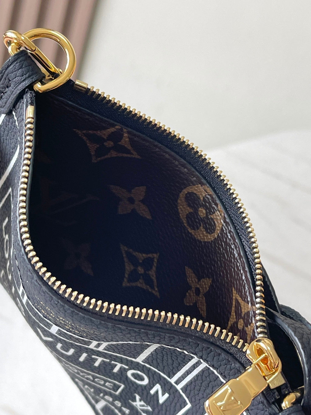 Sac bandoulière Neverfull Inside Out BB 24 en toile monogrammée marron et cuir de veau noir