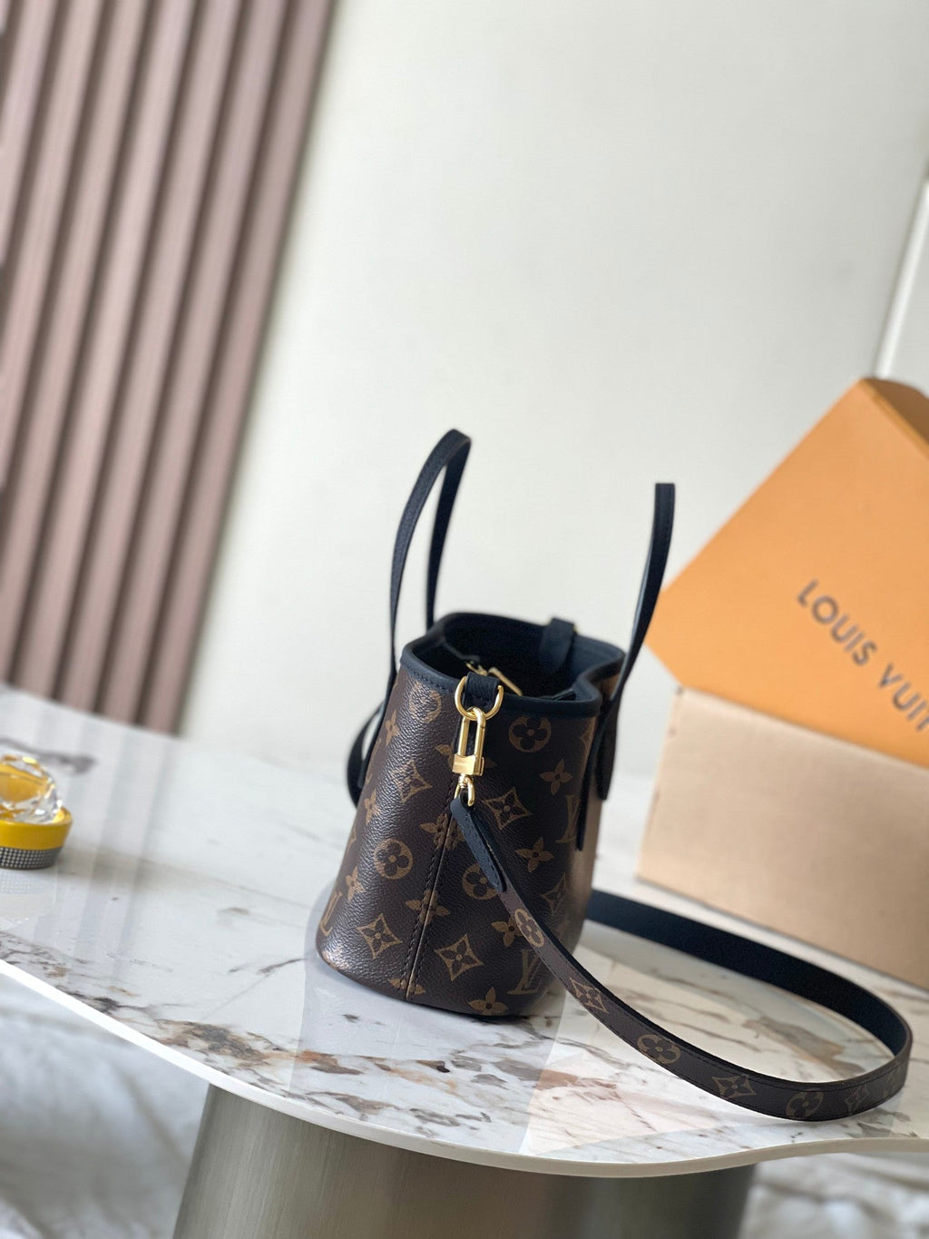 Sac bandoulière Neverfull Inside Out BB 24 en toile monogrammée marron et cuir de veau noir