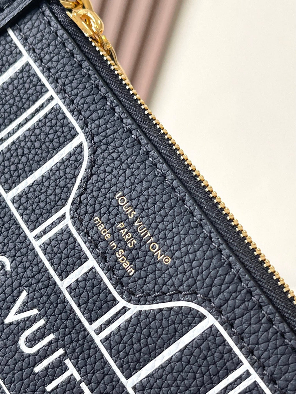 Sac bandoulière Neverfull Inside Out BB 24 en toile monogrammée marron et cuir de veau noir