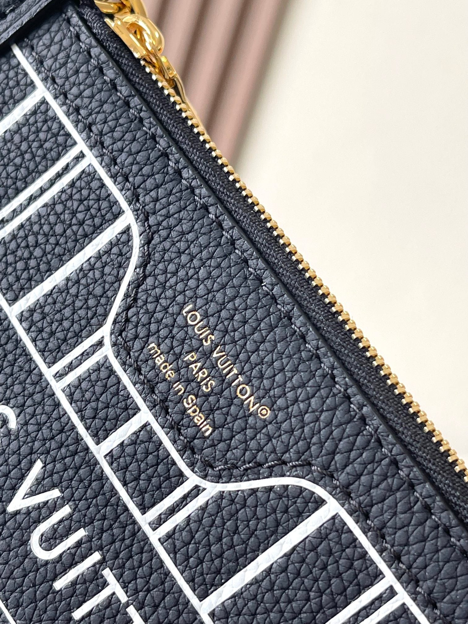 Sac bandoulière Neverfull Inside Out BB 24 en toile monogrammée marron et cuir de veau noir