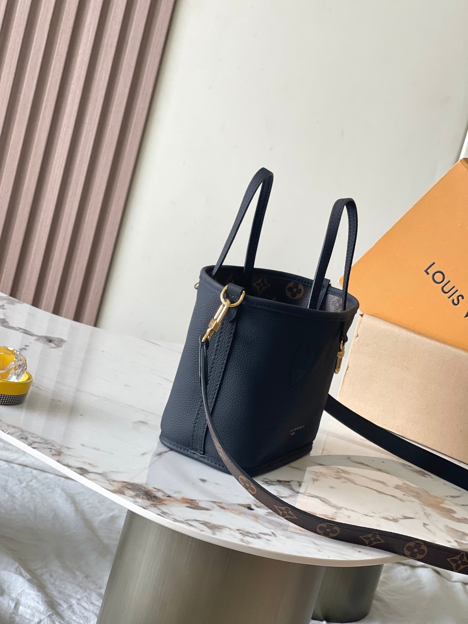 Sac bandoulière Neverfull Inside Out BB 24 en toile monogrammée marron et cuir de veau noir
