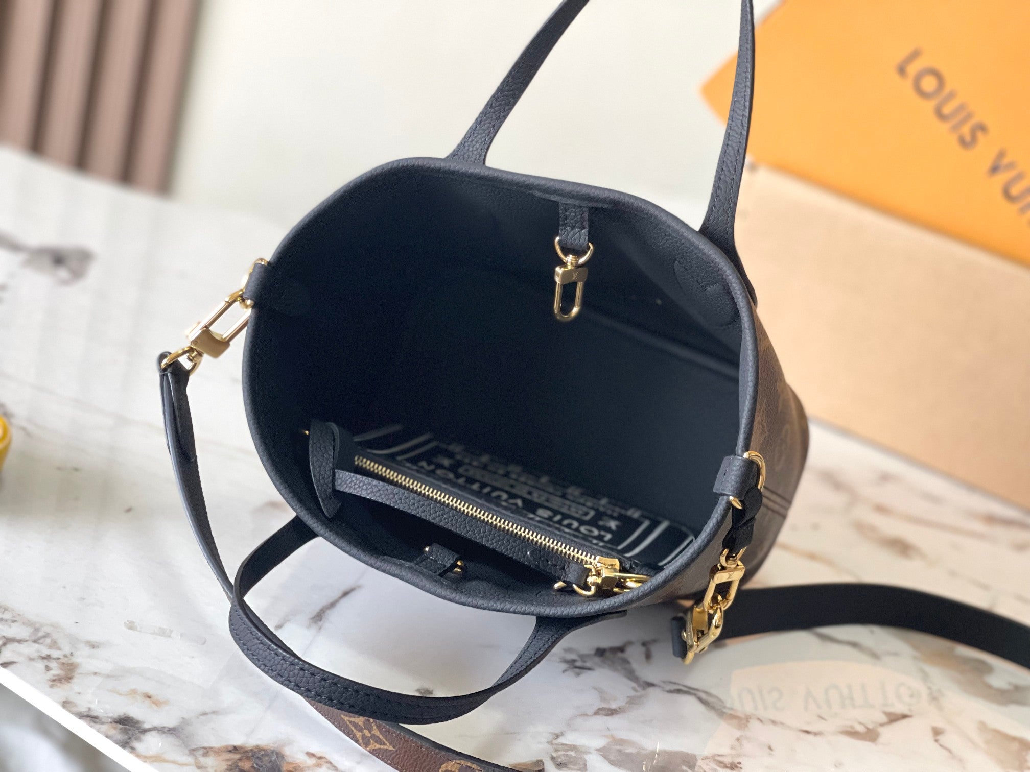 Sac bandoulière Neverfull Inside Out BB 24 en toile monogrammée marron et cuir de veau noir