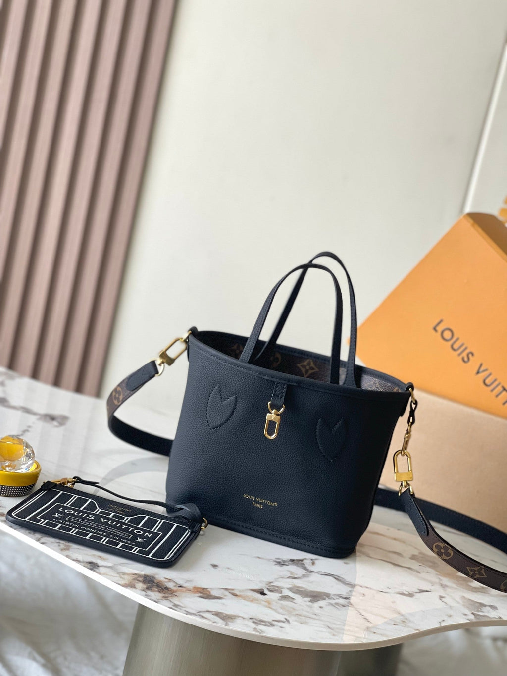 Sac bandoulière Neverfull Inside Out BB 24 en toile monogrammée marron et cuir de veau noir