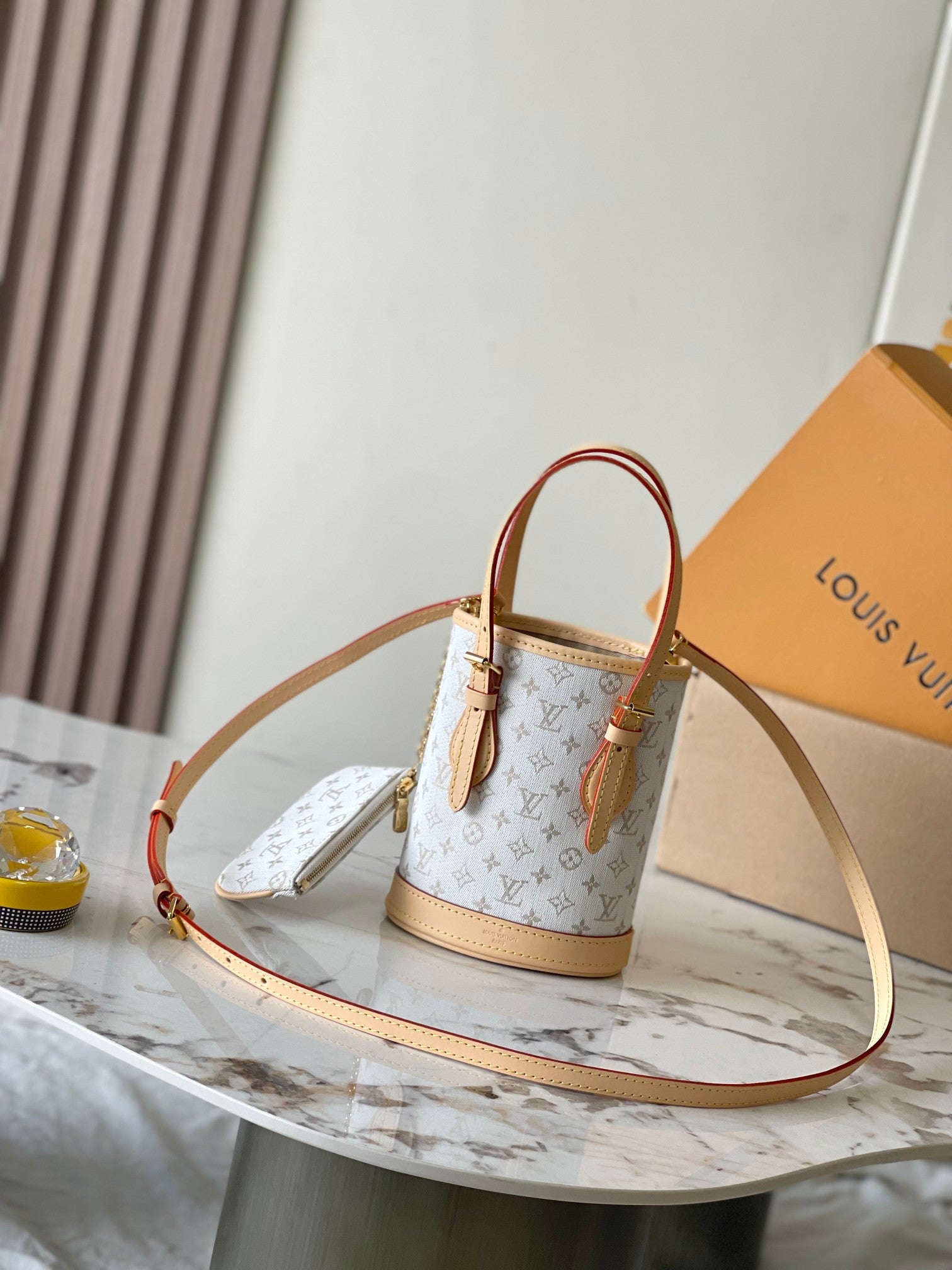 SEAU NANO 17 EN JACQUARD MONOGRAMME BLANC ET GARNITURE EN CUIR DE VEAU BEIGE