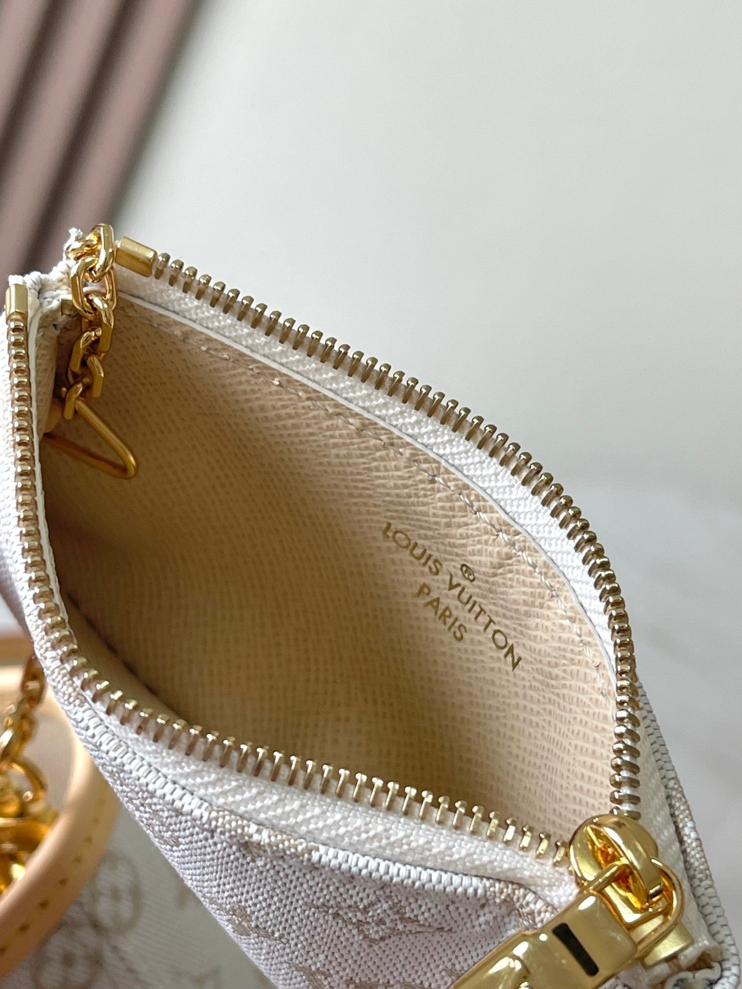 SEAU NANO 17 EN JACQUARD MONOGRAMME BLANC ET GARNITURE EN CUIR DE VEAU BEIGE