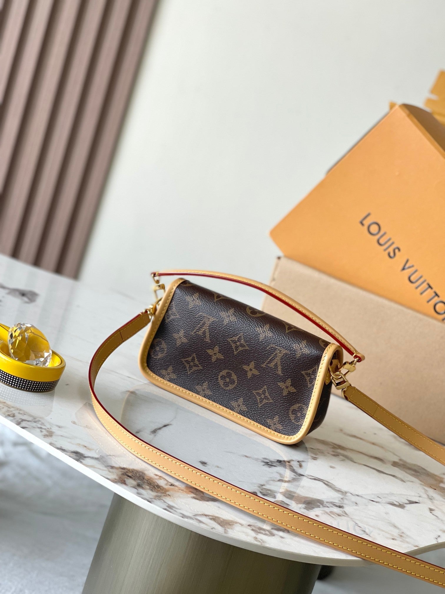 SAC NANO DIANE 19 EN TOILE MONOGRAMME MARRON ET GARNITURES EN CUIR