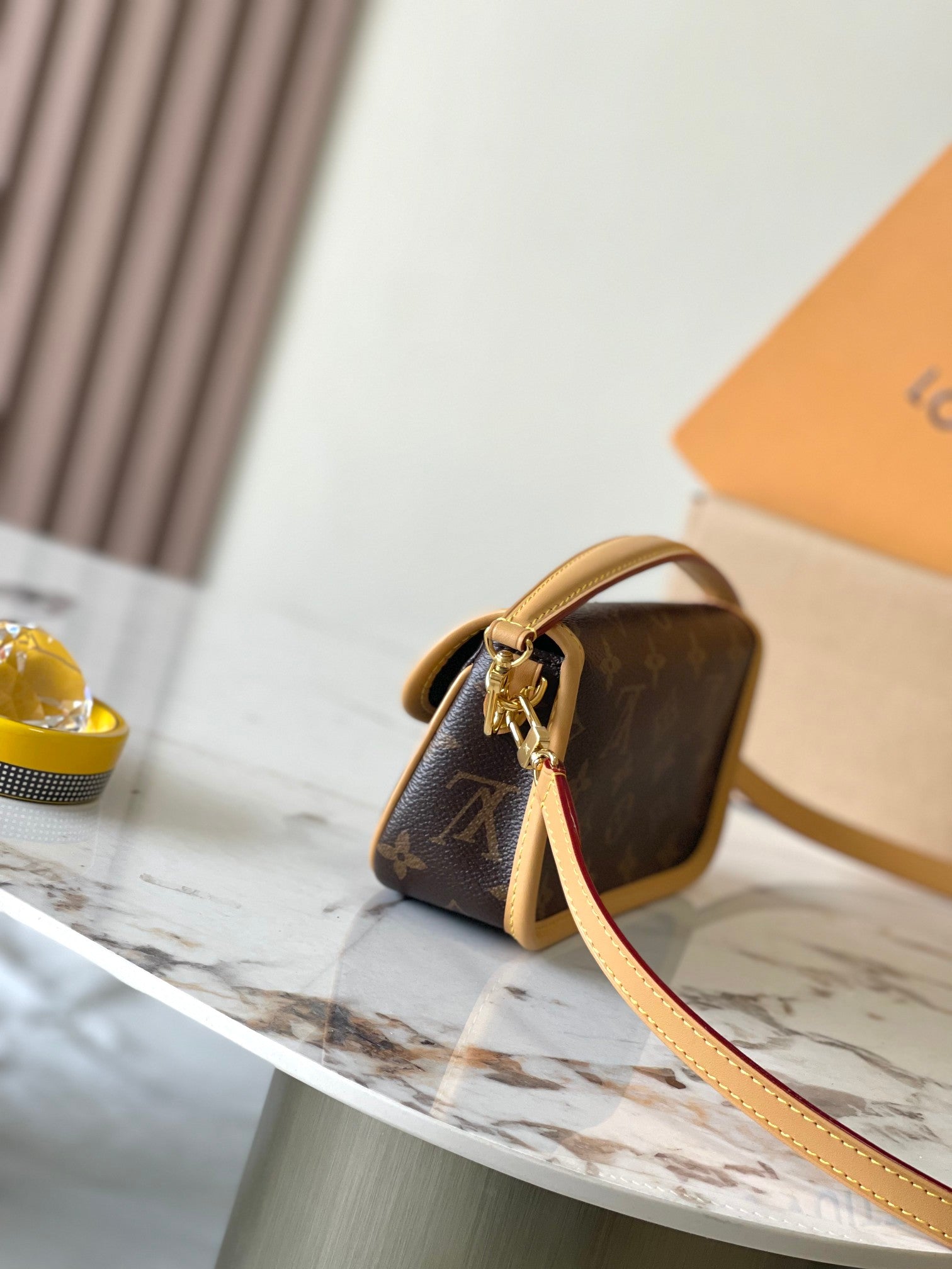 SAC NANO DIANE 19 EN TOILE MONOGRAMME MARRON ET GARNITURES EN CUIR