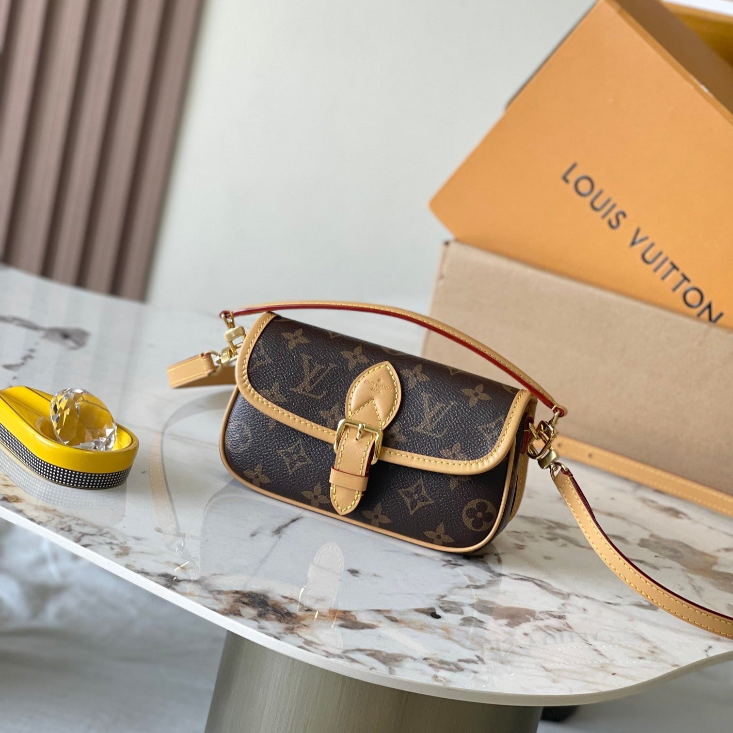SAC NANO DIANE 19 EN TOILE MONOGRAMME MARRON ET GARNITURES EN CUIR