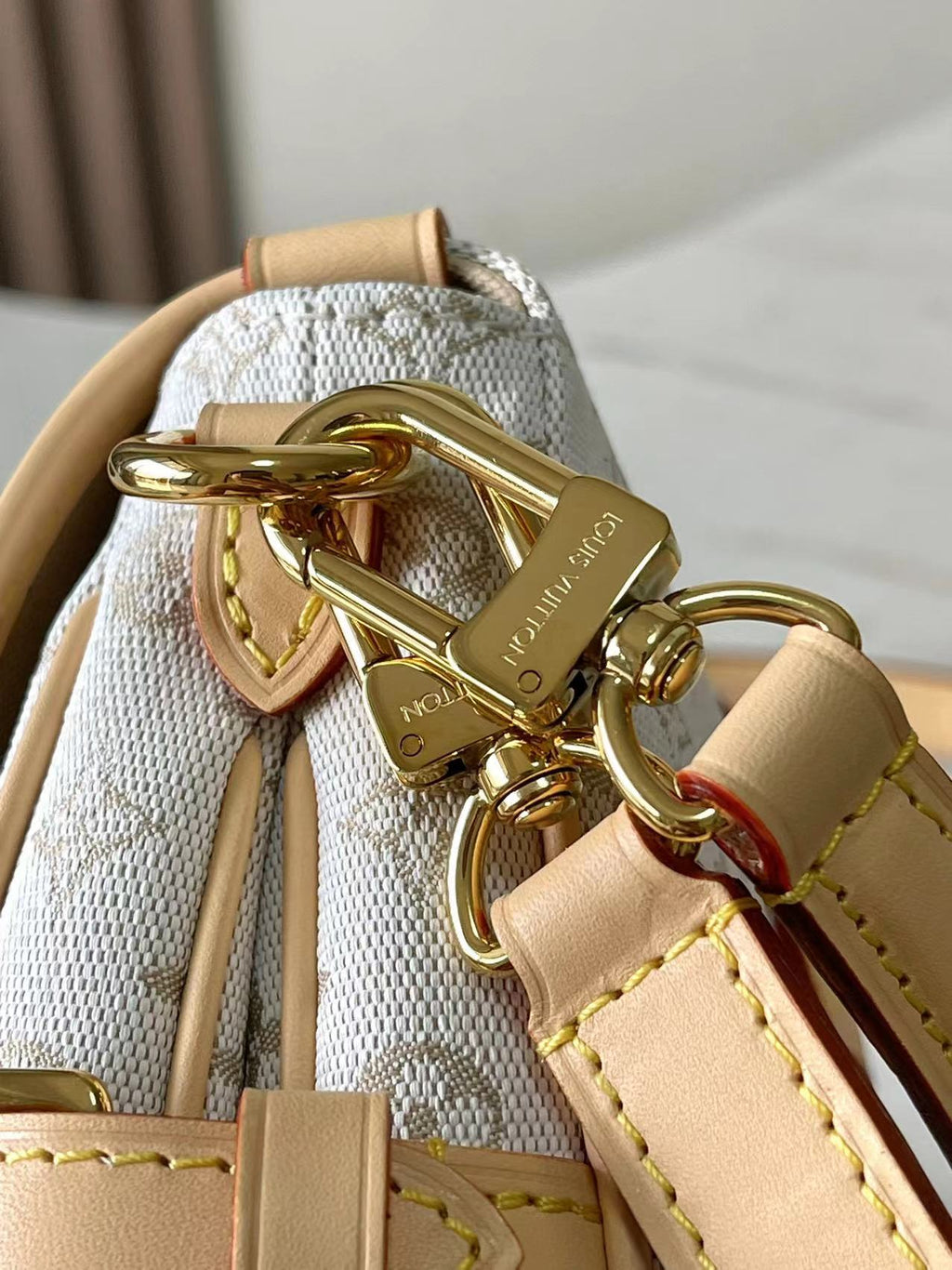 SAUMUR BB 20 MINI JACQUARD MONOGRAMME BLANC ET GARNITURES EN CUIR QUINCAILLERIE DORÉ