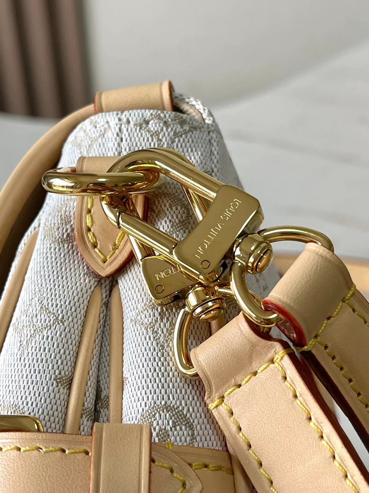 SAUMUR BB 20 MINI JACQUARD MONOGRAMME BLANC ET GARNITURES EN CUIR QUINCAILLERIE DORÉ