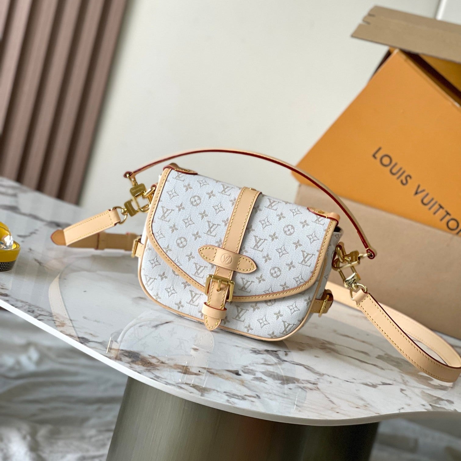 SAUMUR BB 20 MINI JACQUARD MONOGRAMME BLANC ET GARNITURES EN CUIR QUINCAILLERIE DORÉ