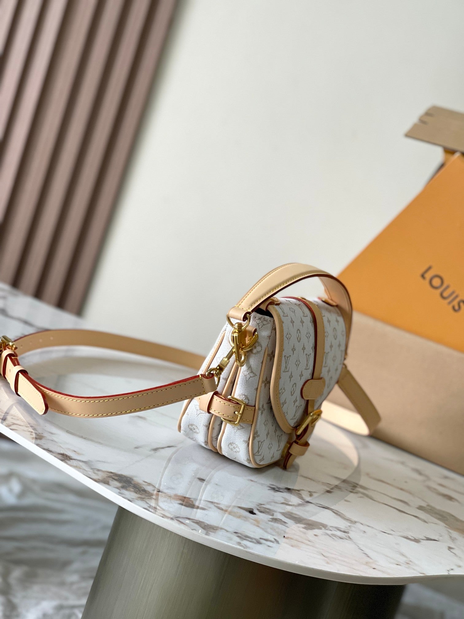 SAUMUR BB 20 MINI JACQUARD MONOGRAMME BLANC ET GARNITURES EN CUIR QUINCAILLERIE DORÉ