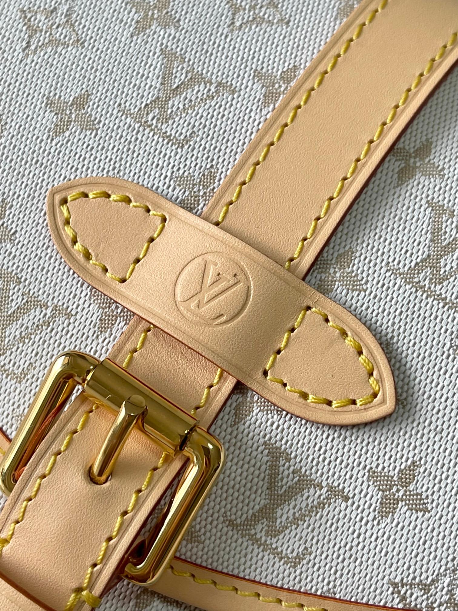 SAUMUR BB 20 MINI JACQUARD MONOGRAMME BLANC ET GARNITURES EN CUIR QUINCAILLERIE DORÉ