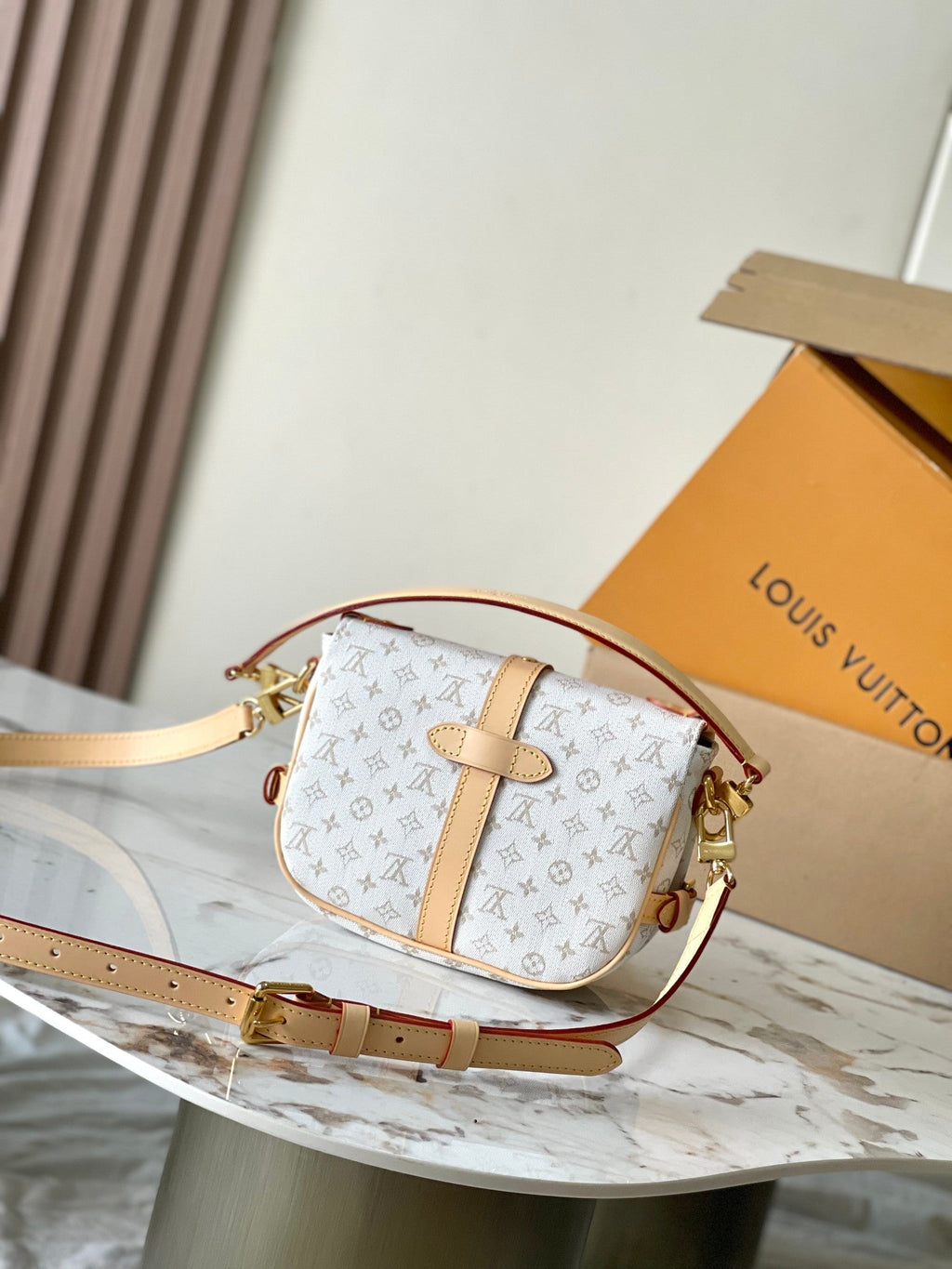 SAUMUR BB 20 MINI JACQUARD MONOGRAMME BLANC ET GARNITURES EN CUIR QUINCAILLERIE DORÉ