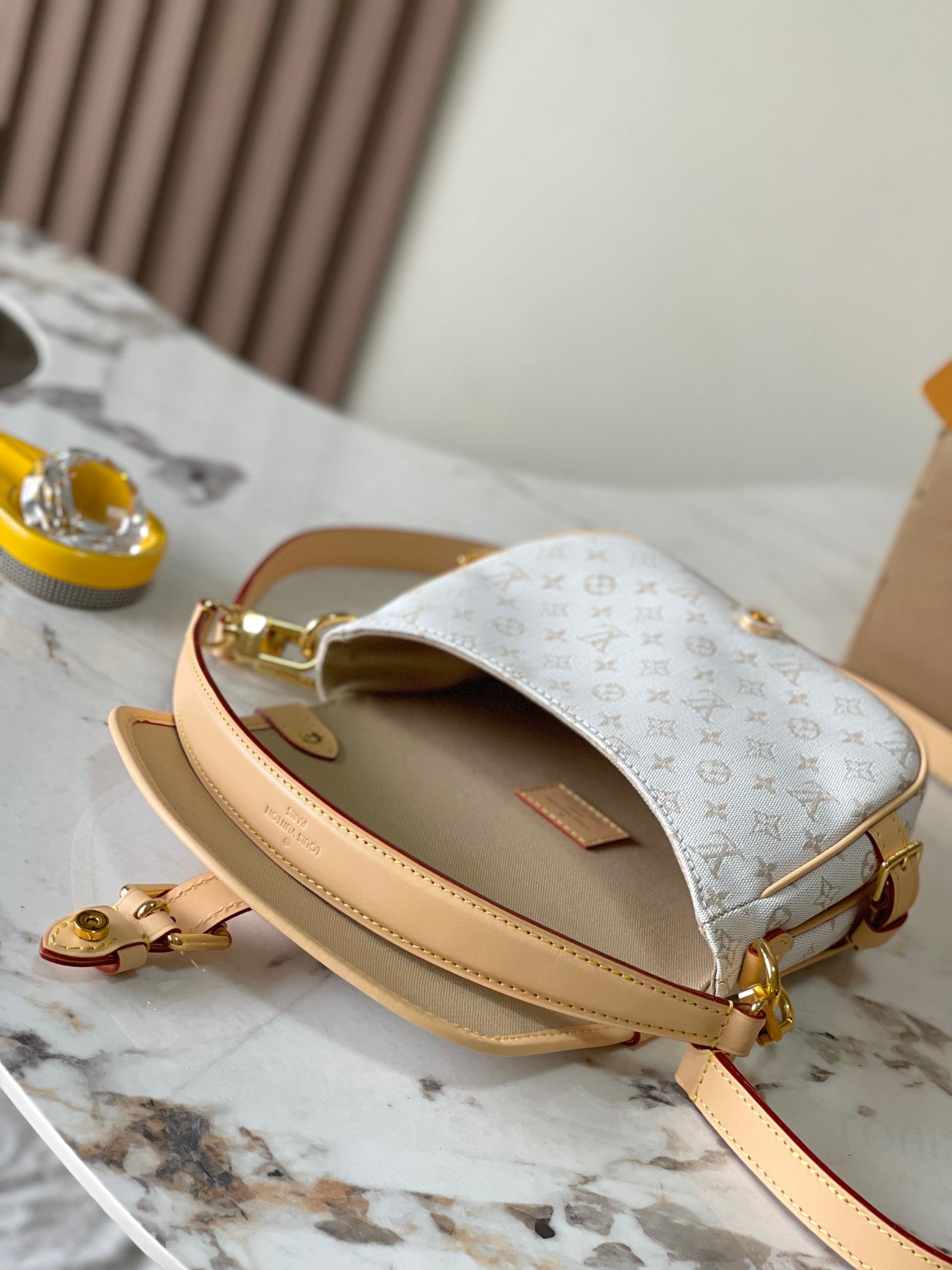 SAUMUR BB 20 MINI JACQUARD MONOGRAMME BLANC ET GARNITURES EN CUIR QUINCAILLERIE DORÉ
