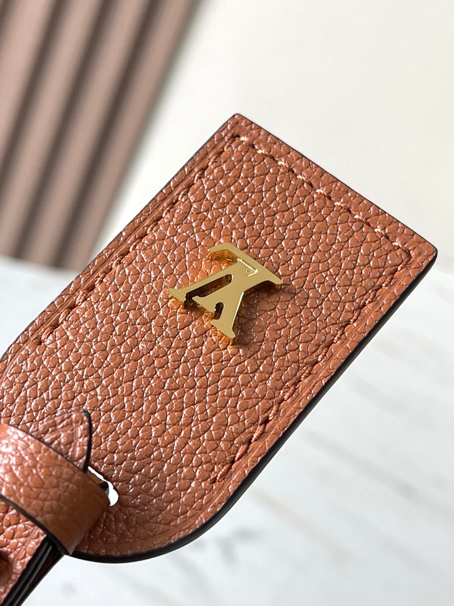 FOURRE-TOUT PM 29 EN CUIR COGNAC MONOGRAMME EMPREINTE LOGO DORÉ