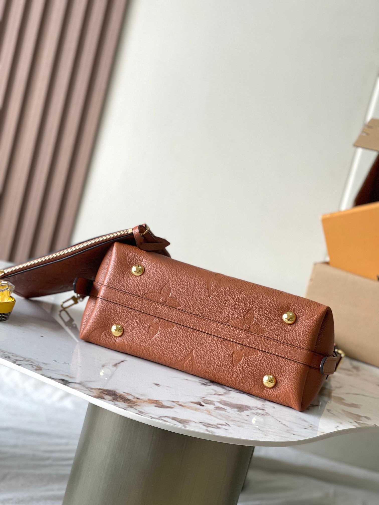 FOURRE-TOUT PM 29 EN CUIR COGNAC MONOGRAMME EMPREINTE LOGO DORÉ