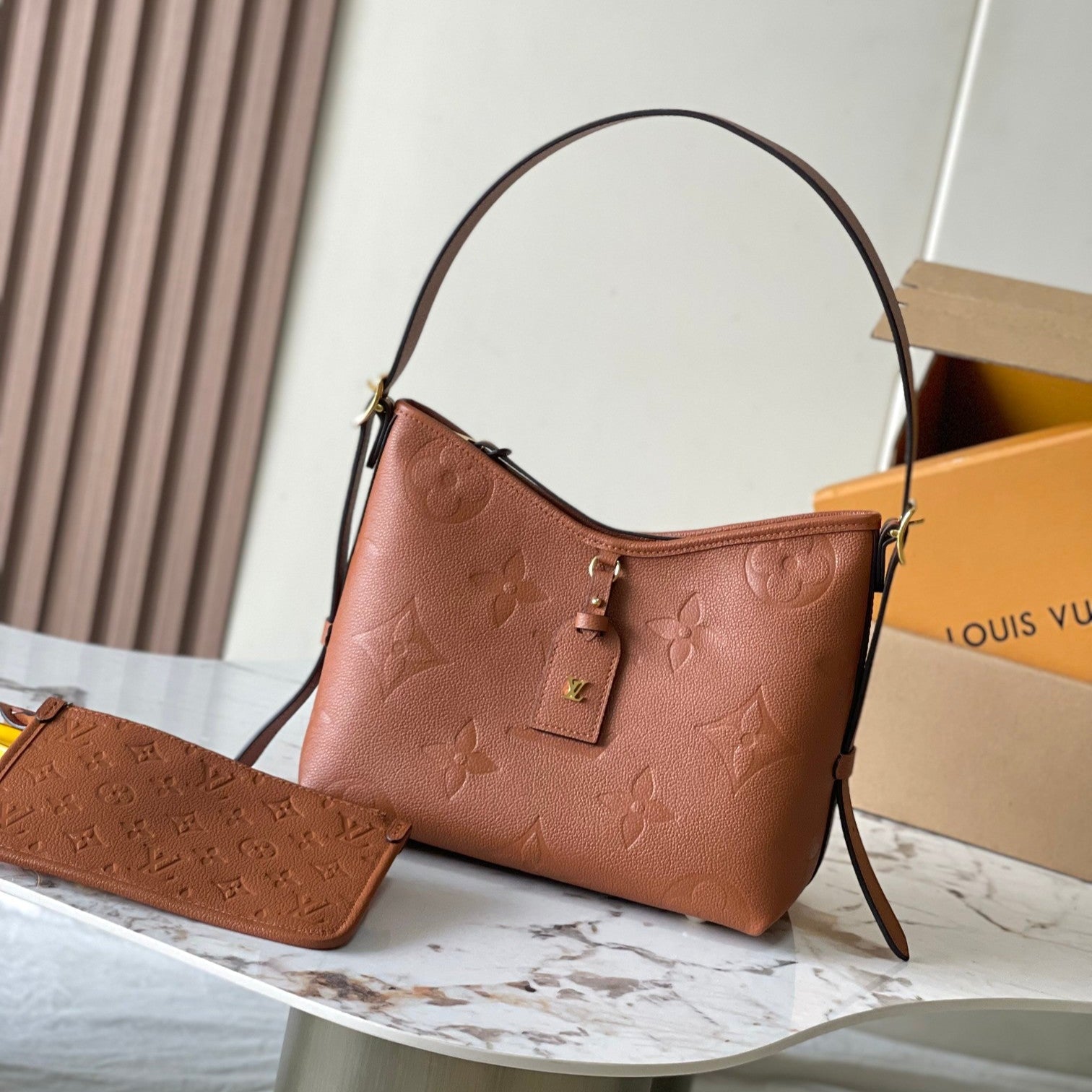 FOURRE-TOUT PM 29 EN CUIR COGNAC MONOGRAMME EMPREINTE LOGO DORÉ