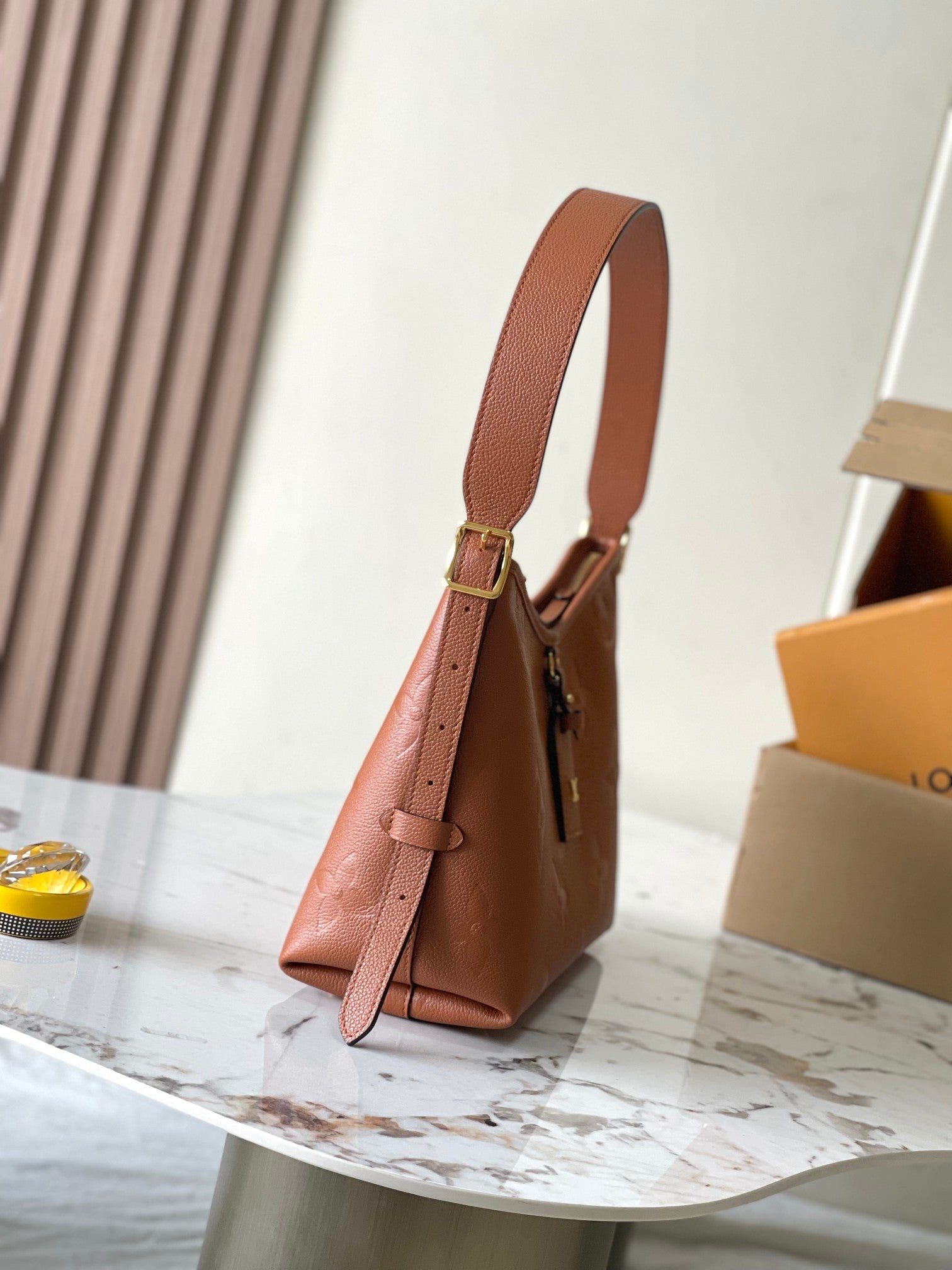 FOURRE-TOUT PM 29 EN CUIR COGNAC MONOGRAMME EMPREINTE LOGO DORÉ