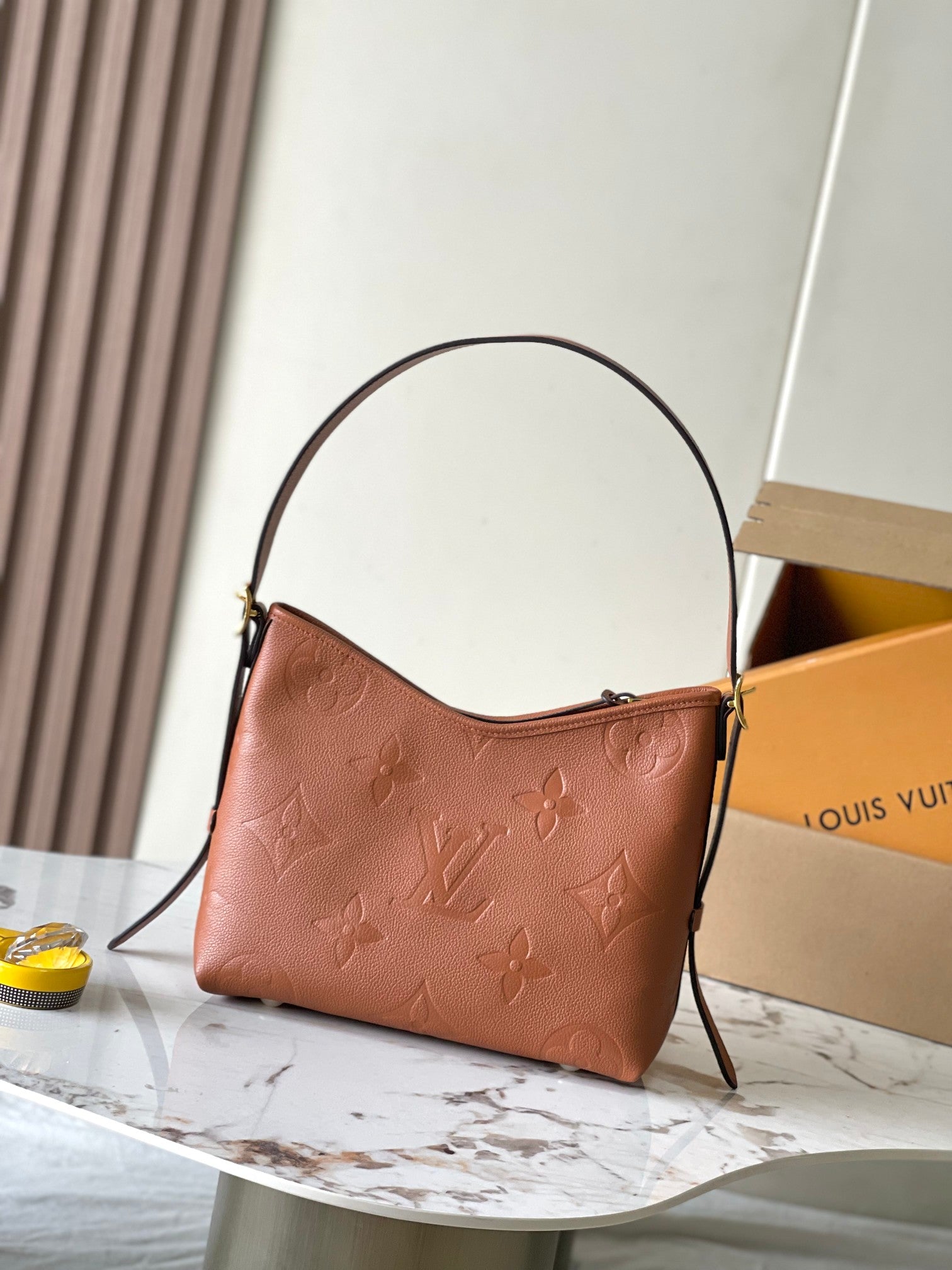 FOURRE-TOUT PM 29 EN CUIR COGNAC MONOGRAMME EMPREINTE LOGO DORÉ