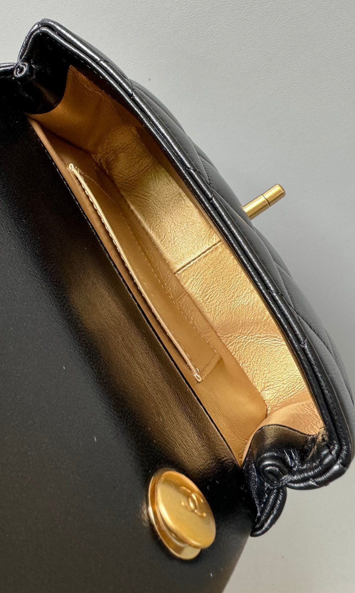 MINI SAC À RABAT 17 CM EN AGNEAU NOIR QUINCAILLERIE DORÉ 
