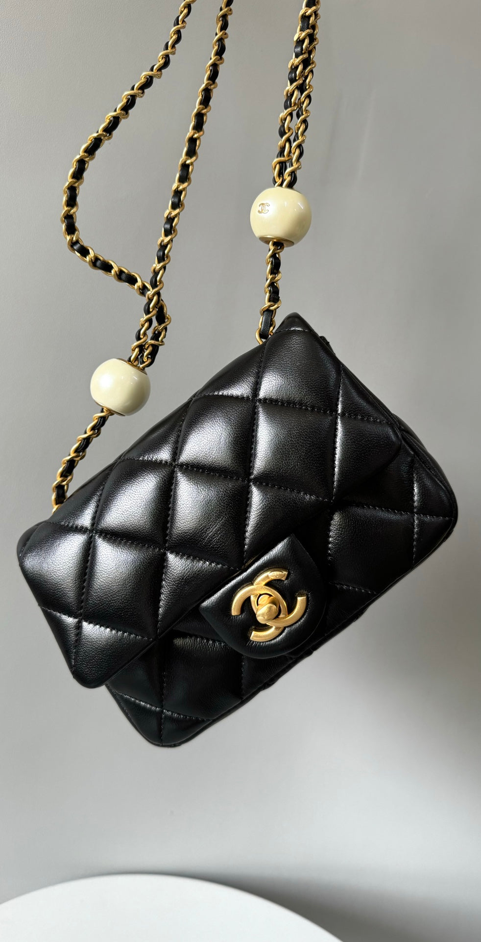 MINI SAC À RABAT 17 CM EN AGNEAU NOIR QUINCAILLERIE DORÉ 