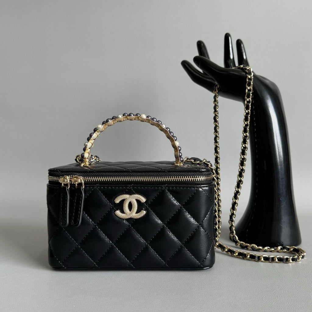 TROUSSE DE VANITY CC PEARL 17 CM EN CUIR D'AGNEAU NOIR QUINCAILLERIE DORÉ