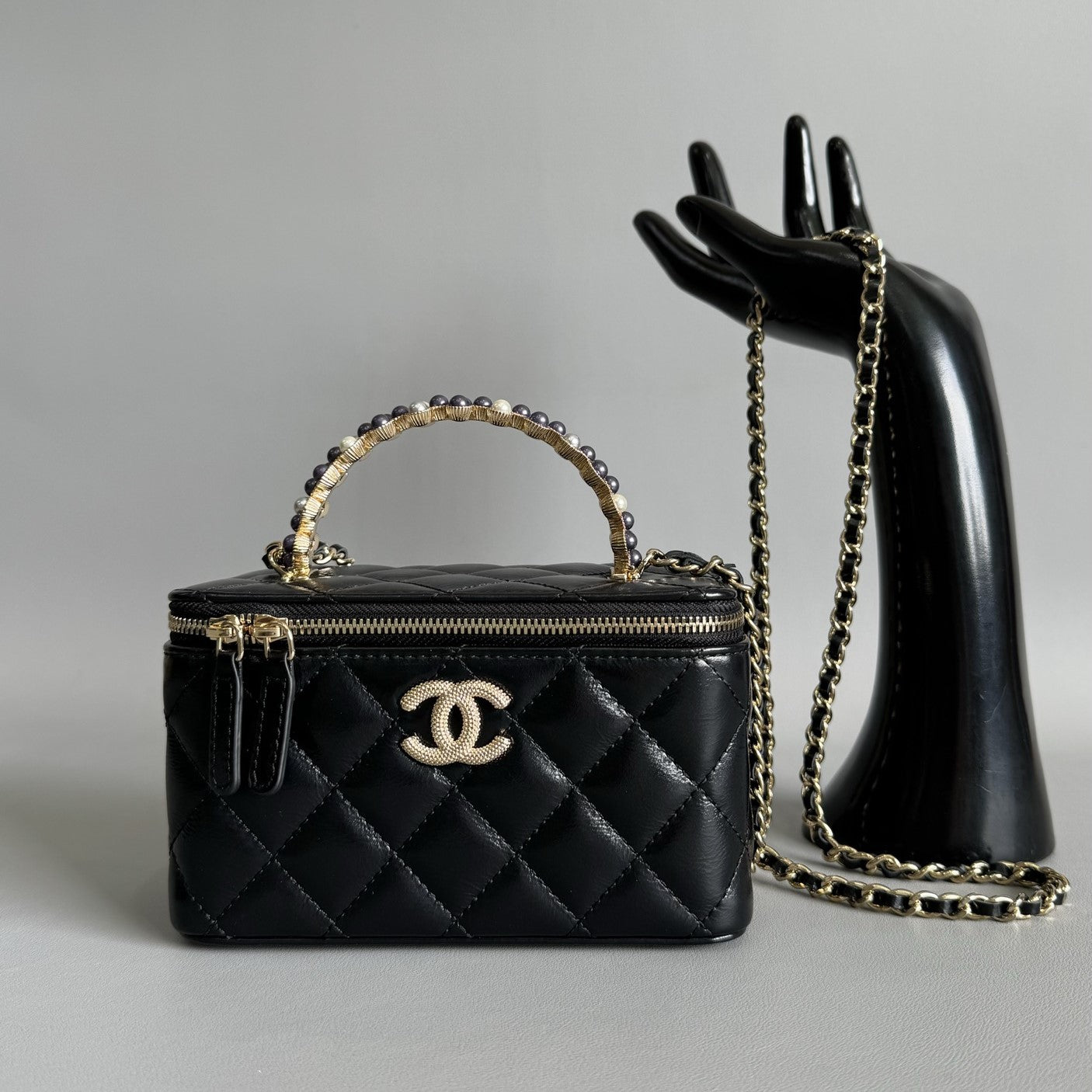 CC VANITY CASE PEARL 17CM BLACK LAMBSKIN GOLD HARDWARE