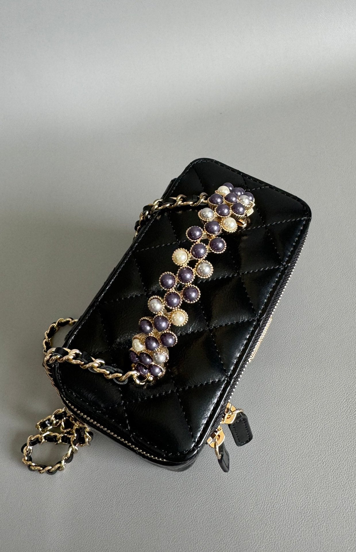 TROUSSE DE VANITY CC PEARL 17 CM EN CUIR D'AGNEAU NOIR QUINCAILLERIE DORÉ