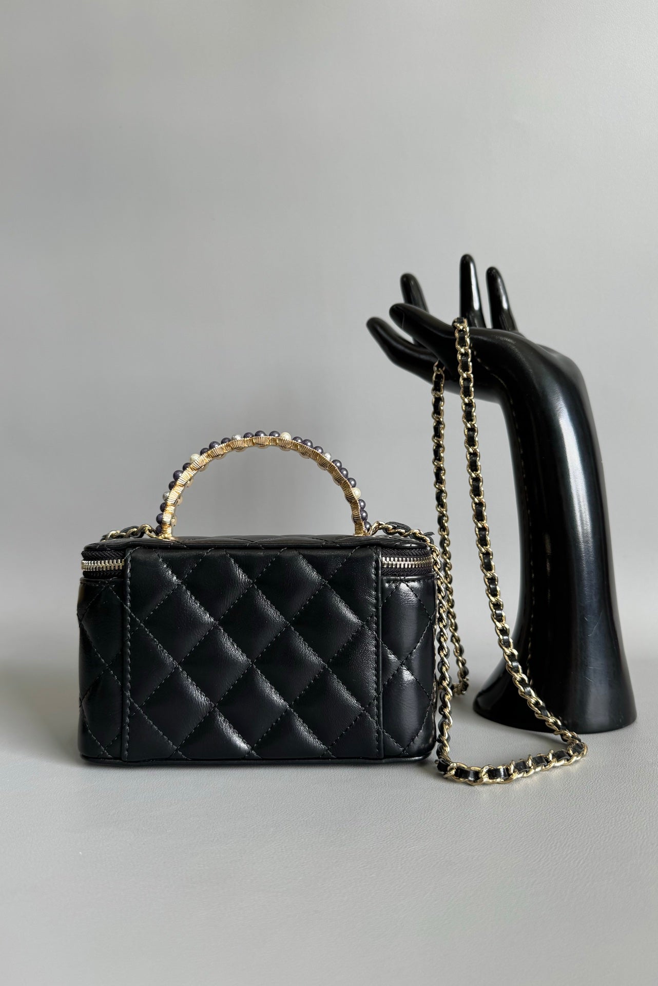 CC VANITY CASE PEARL 17CM BLACK LAMBSKIN GOLD HARDWARE